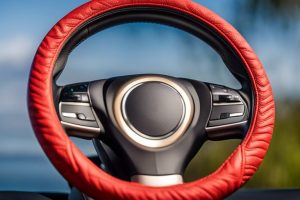 Prevleke za volan ne samo zaščitijo volan pred obrabo, ampak tudi izboljšajo oprijem, kar pripomore k varnejši vožnji