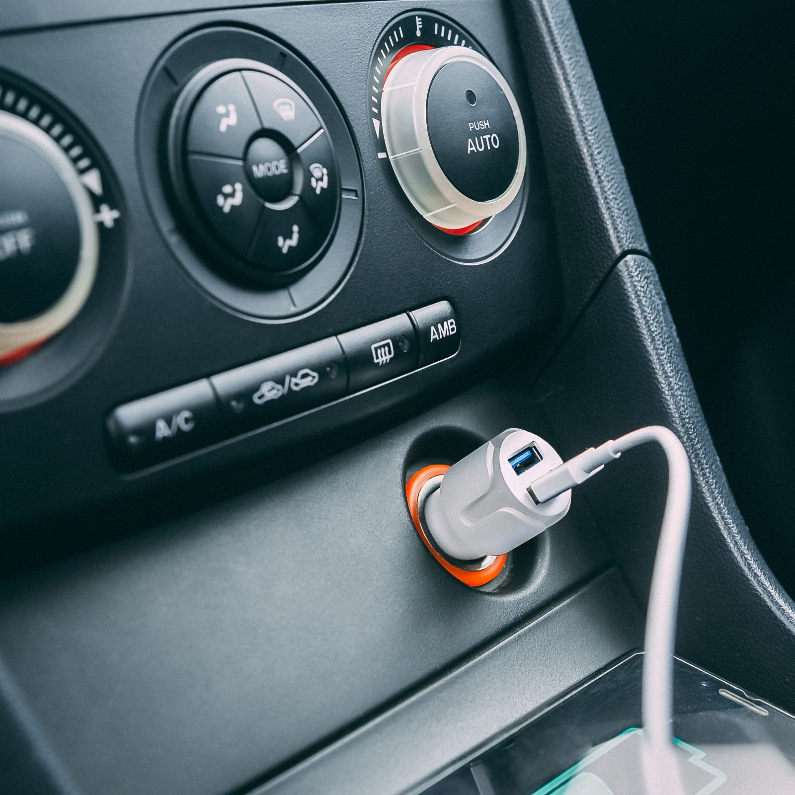 Avtomobilski vžigalnik adapter z 2 USB vtičnicama – 2,4 A – Bela